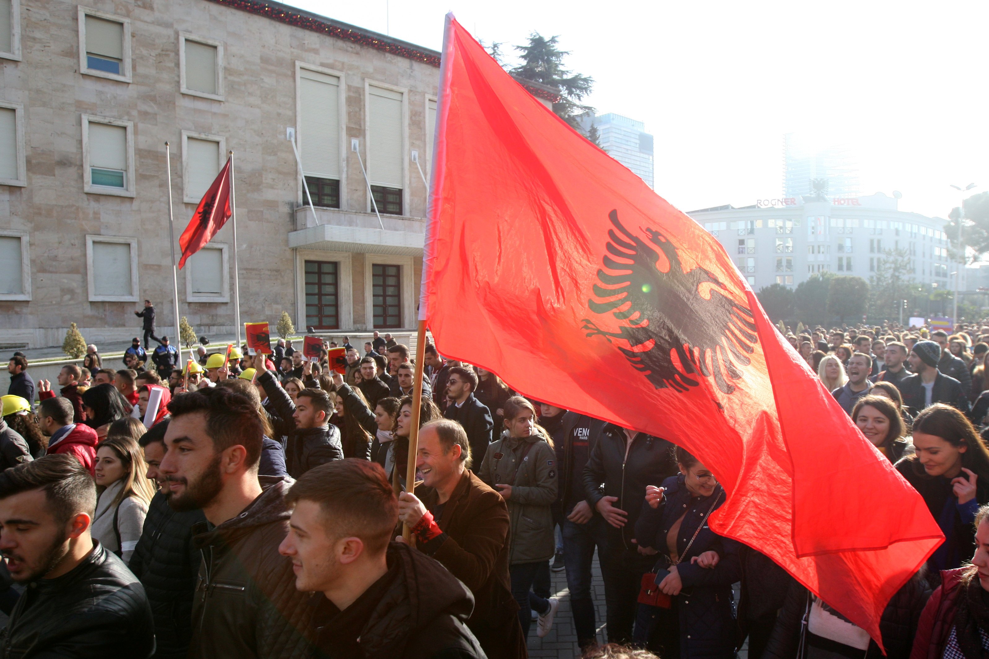 60 për qind e shqiptarëve do të braktisnin Shqipërinë po të kishin mundësi