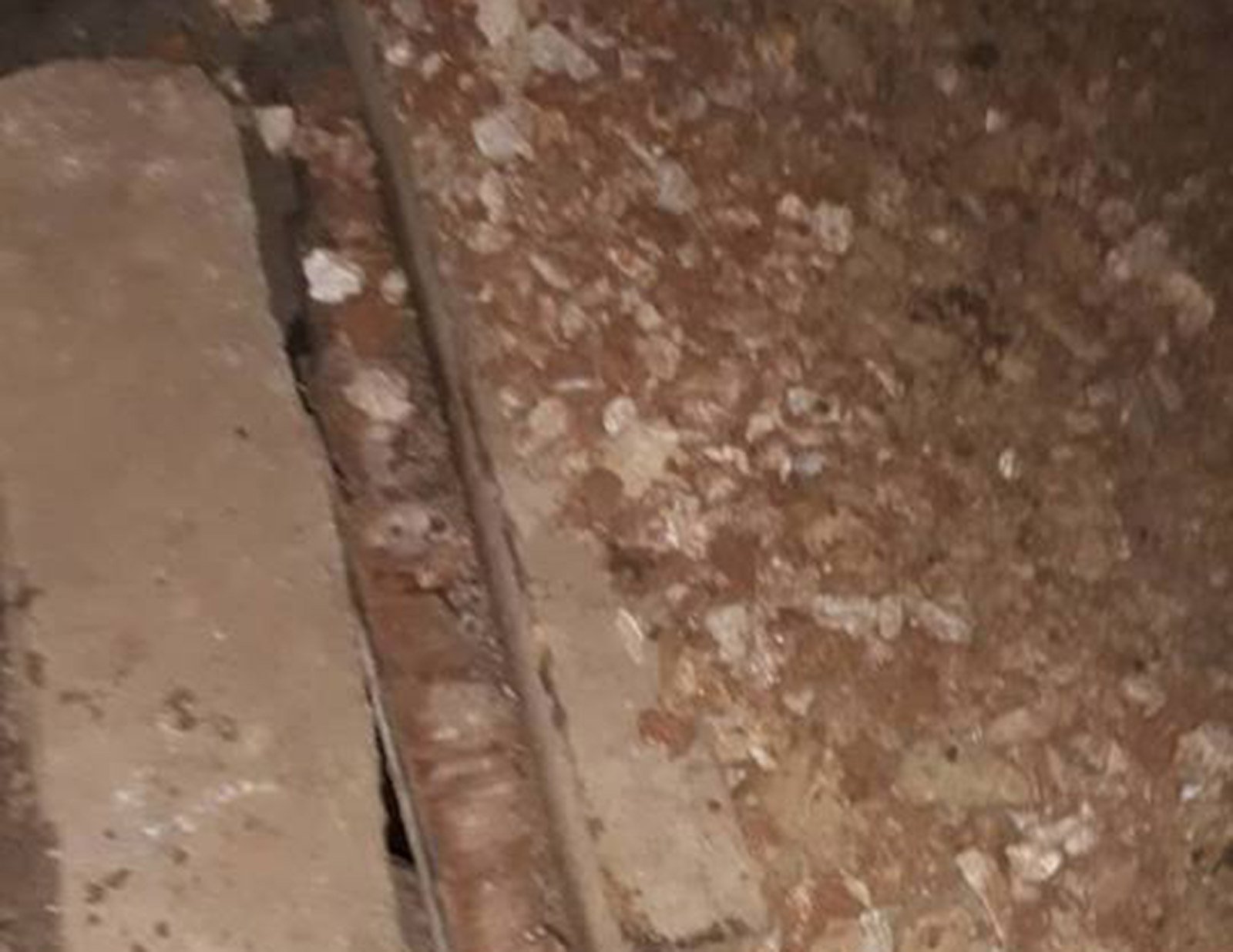 Nuk po asfaltonte rrugën në Kishnarekë sipas paramasës, Lladrovci ia ndërpret punën