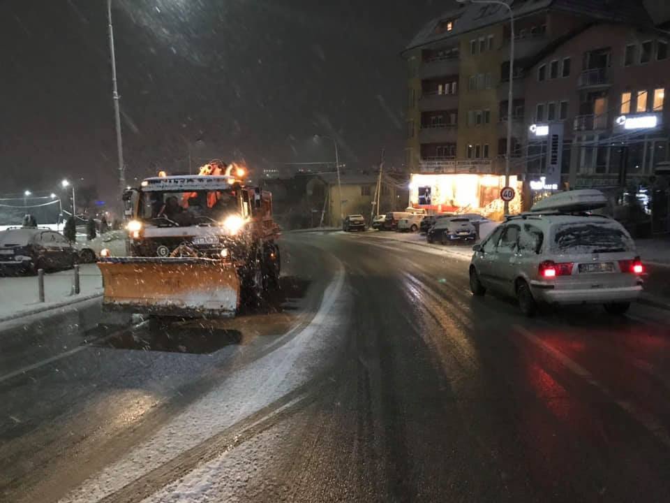 Ekipet po pastrojnë rrugët e kryeqytet, Ahmeti thërret shoferët për kujdes