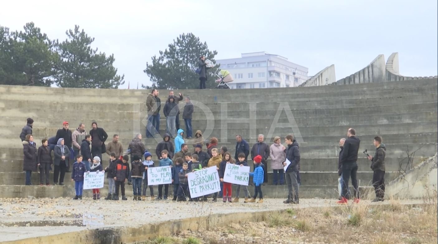 Fëmijët kërkojnë fusha sportive e gjelbërim në vend të varrezave në Velani