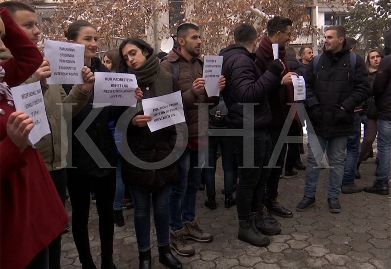Ndërhyrjet politike përçajnë studentët