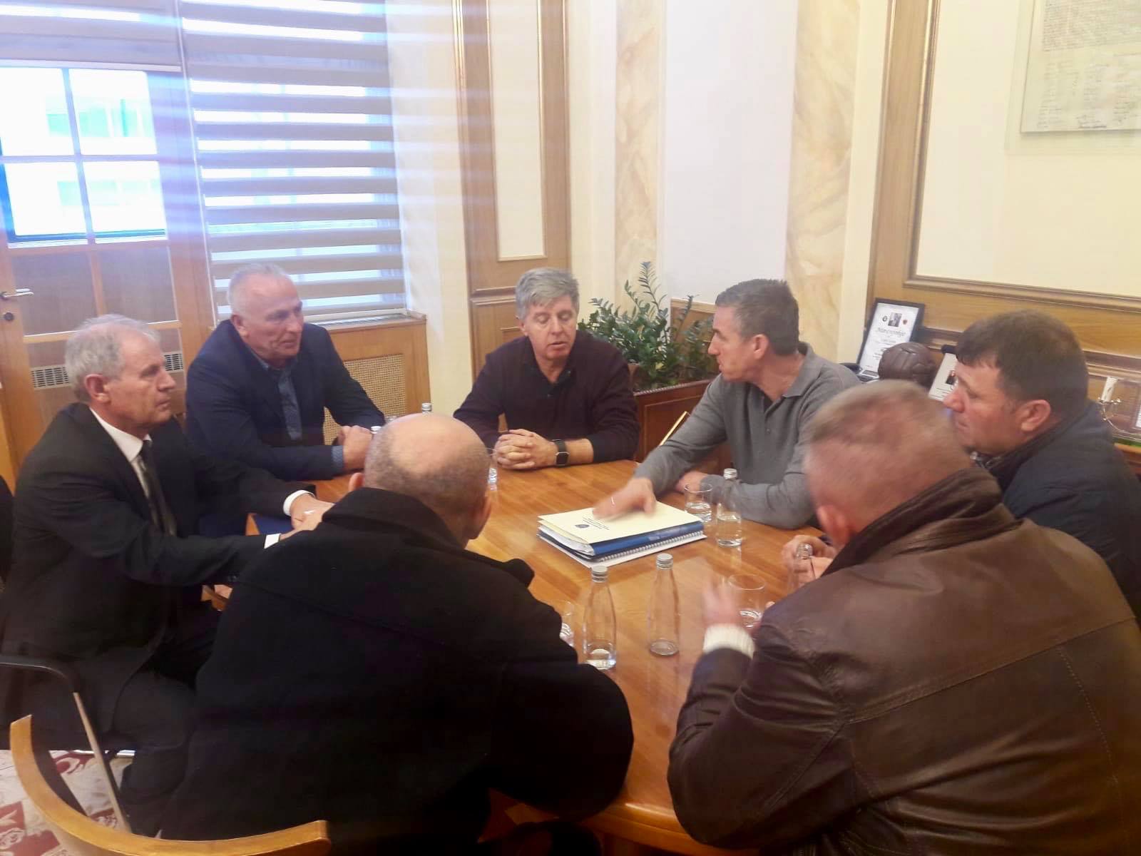 Përfaqësuesit e OVL të UÇK-së duan ndryshimin e ligjit që ua pamundëson dy pensione, Veseli i përkrah