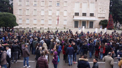 Studentët vazhdojnë protestën në Tiranë