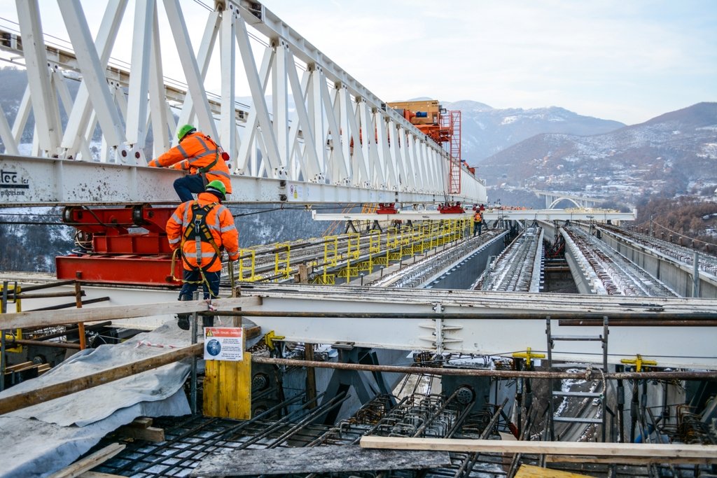 MI-ja krenohet se vendoset trari i fundit në urën për “Arbën Xhaferi”, premtonte se autostrada kryhet këtë vit