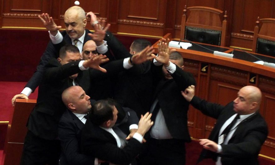 Përleshje fizike në Kuvendin e Shqipërisë, përjashtohet deputeti Endri Hasa