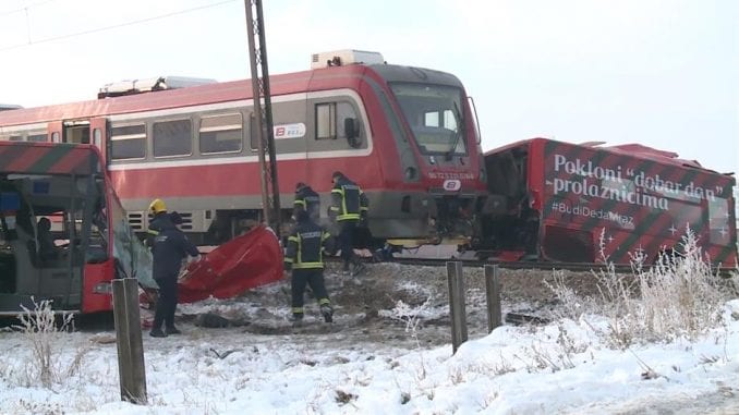 Serbi, treni godet autobusin, tre të vdekur 22 të plagosur