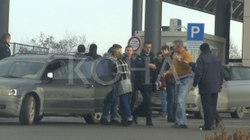 Pritje të gjata për hyrjet nga Serbia në Kosovë – në Merdare përleshen mërgimtarët