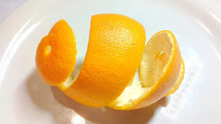 Lëvorja e portokallit pastron mushkëritë nga helmet e marra nga ajri i ndotur