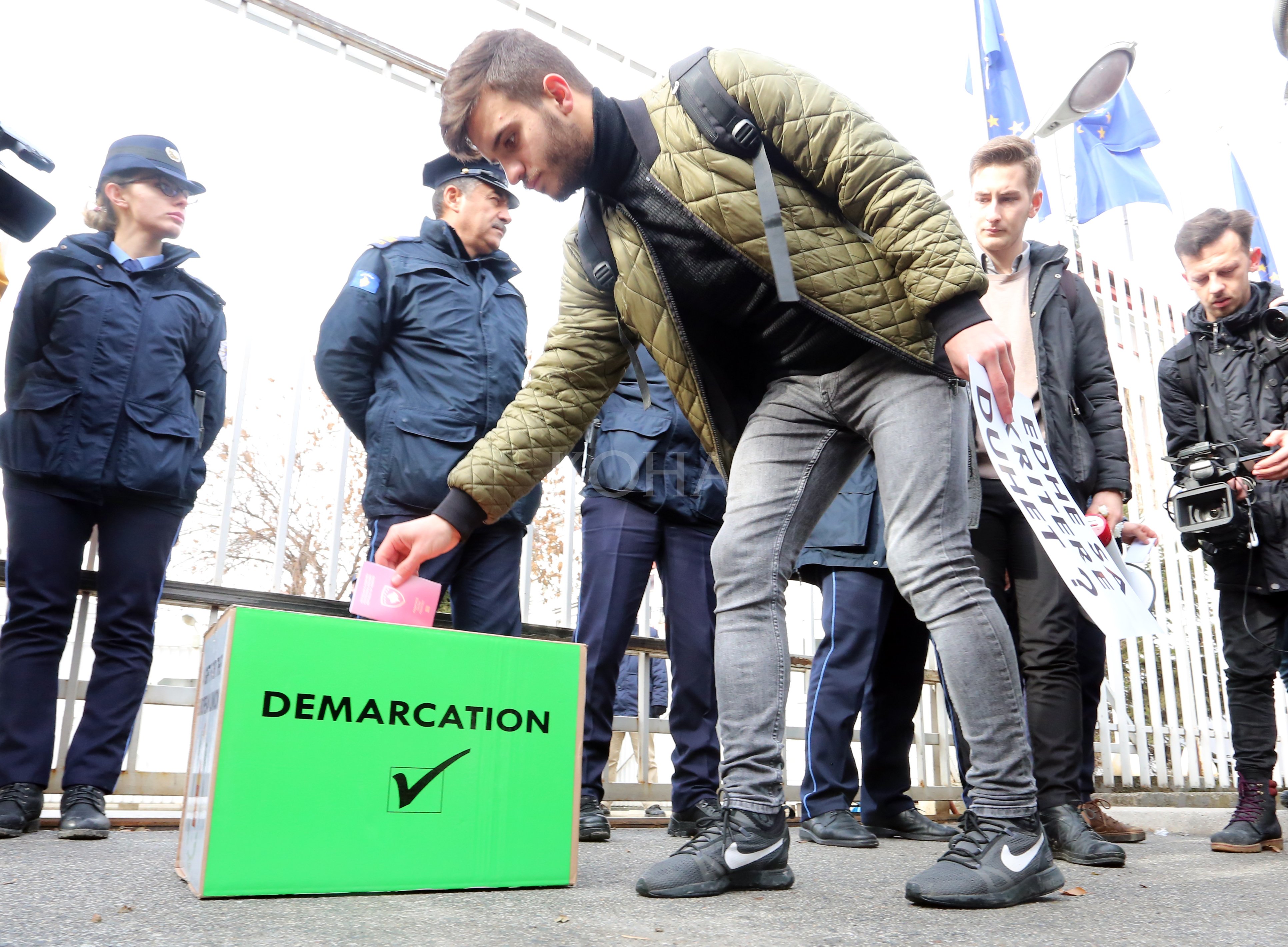 Studentët pyesin Apostolovën: A është izolimi vlerë