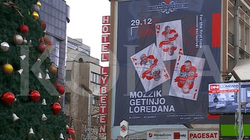 Pas muralit të kamerierit në Ferizaj, me reklama mbulohet edhe muri i objektit të Komunës