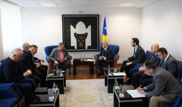 Haradinaj premton ngritje të pagave për punëtorët shëndetësorë