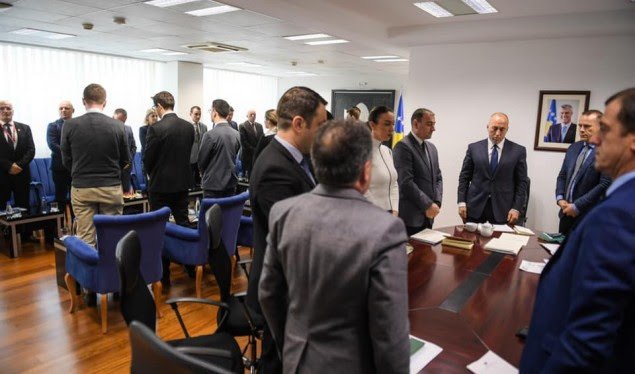 Qeveria nis ditën me një minutë heshtje për policin Demaj