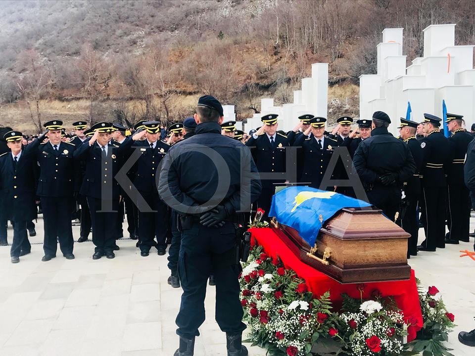 Me nderime të larta shtetërore varroset në Koshare polici Demaj