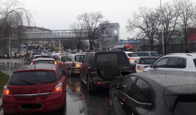 Kolona të gjata në të gjitha rrugët që lidhen me Prishtinën