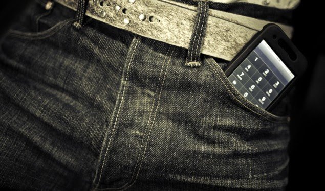 Burra, mos e mbani telefonin në xhep – rrezikoni fertilitetin