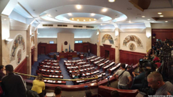 Ligji për pagën e deputetëve nxit debat në Maqedoni