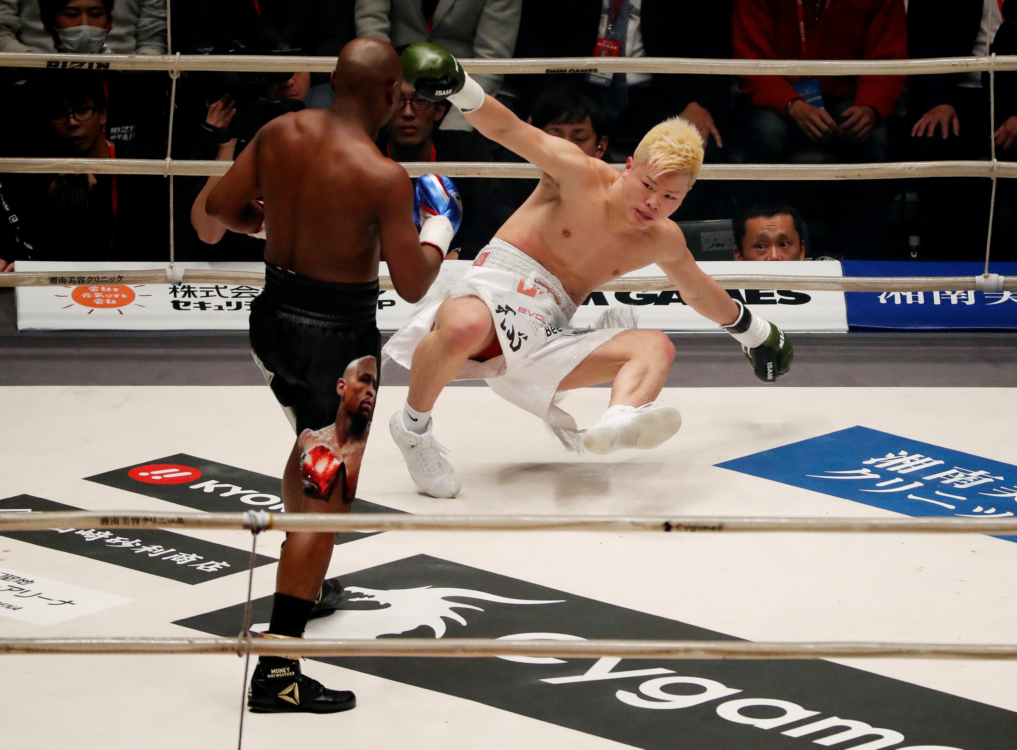 Mayweather fiton lehtësisht meçin ndaj Nasukawas