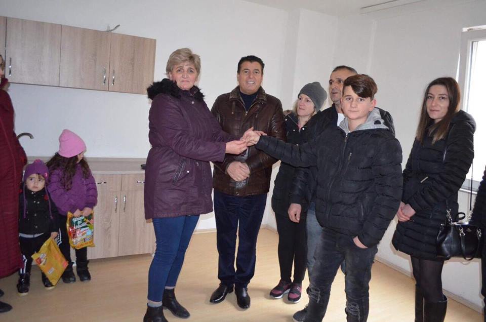 Familja Xhelili bëhet me banesë të re në natën e ndërrimit të motmoteve