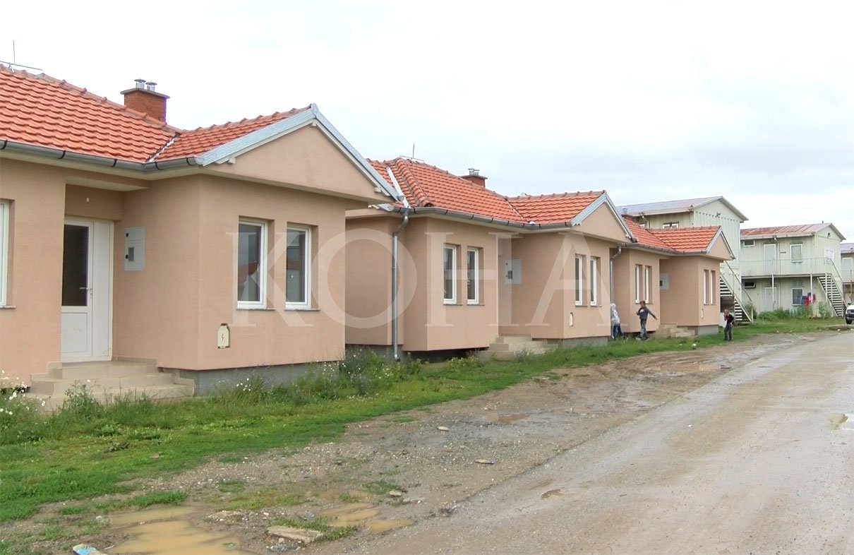 Në Podujevë, 20 shtëpi për raste sociale mbesin të zbrazura e shumë familje jetojnë në kontejnerë