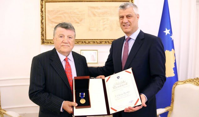 Thaçi dekoron me Medalje Presidenciale familjen shqiptaro-amerikane Bardha