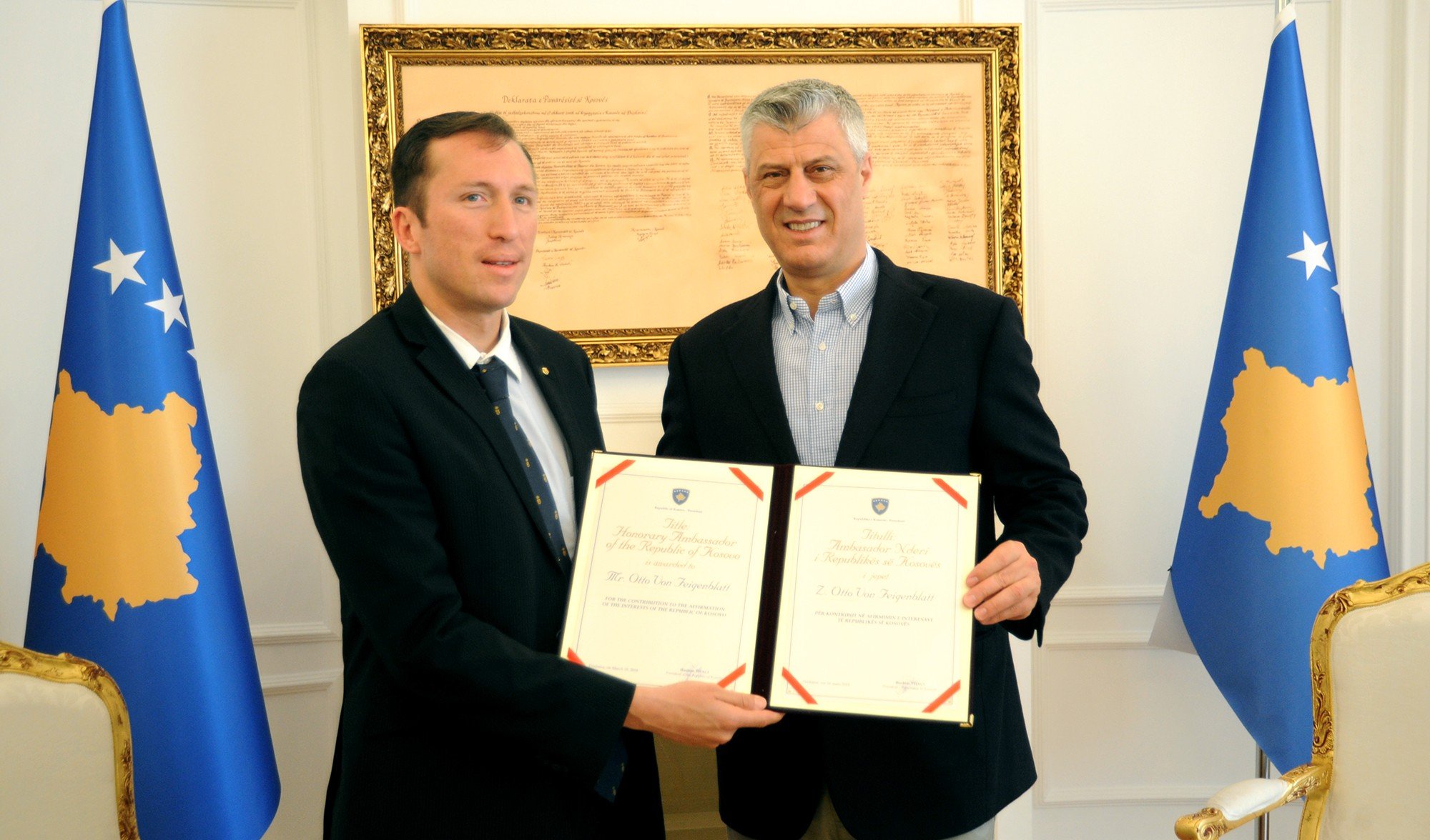 SHBA po e heton si mashtrues ambasadorin e nderit të Kosovës, që i dha mirënjohje edhe Lutfi Hazirit