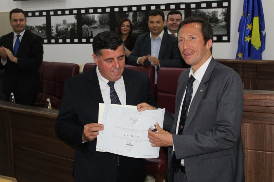 Ambasada e SHBA-së konfirmon se “ambasadori” që nderoi Hazirin s’ka lidhje me qeverinë amerikane
