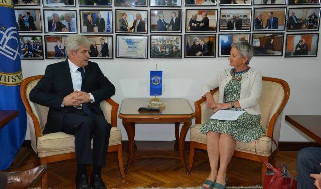 Ali Ahmeti paralajmëron se javën e ardhshme Maqedonia merr ftesën për NATO