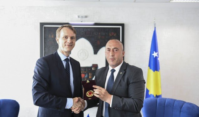 Ambasadori në shkuarje i Suedisë nderohet me medaljen e Skënderbeut