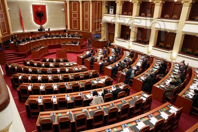 Votimi për Teatrin i rregullt, rrëzohet kërkesa e opozitës në Shqipëri për anulimin e Ligjit