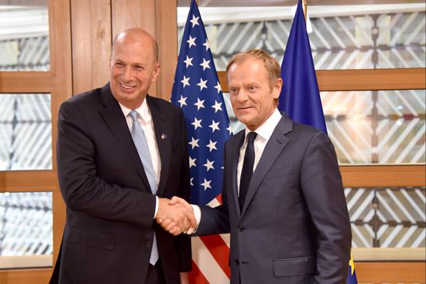 Pas 18 muajsh SHBA-ja me ambasador të ri në BE