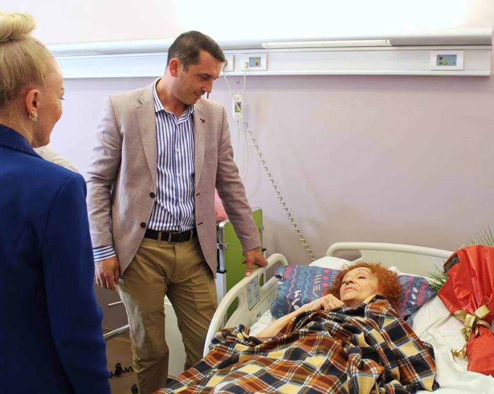 Gjendja shëndetësore e Nexhmije Pagarushës është stabile, ministri Gashi e viziton në Spital