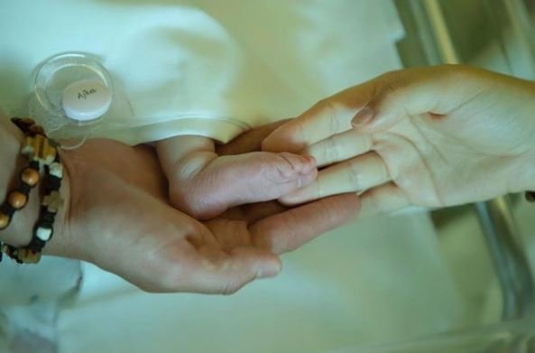 Xhensila ka disa fjalë për vajzën e porsalindur, Ajkën