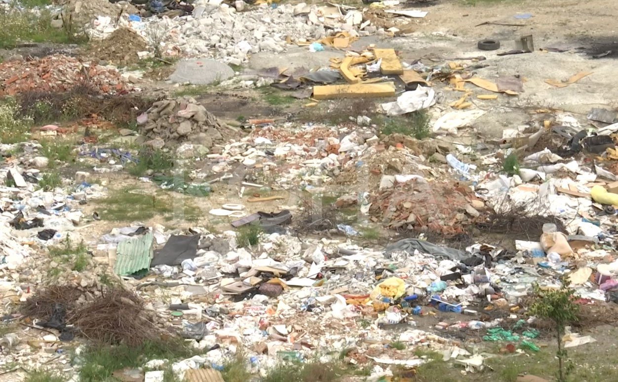 Hapësira e dedikuar për park në Prishtinë, deponi e egër