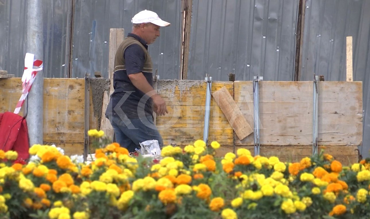 Jugu i Mitrovicës kundërshton murin mbi urën e Ibrit