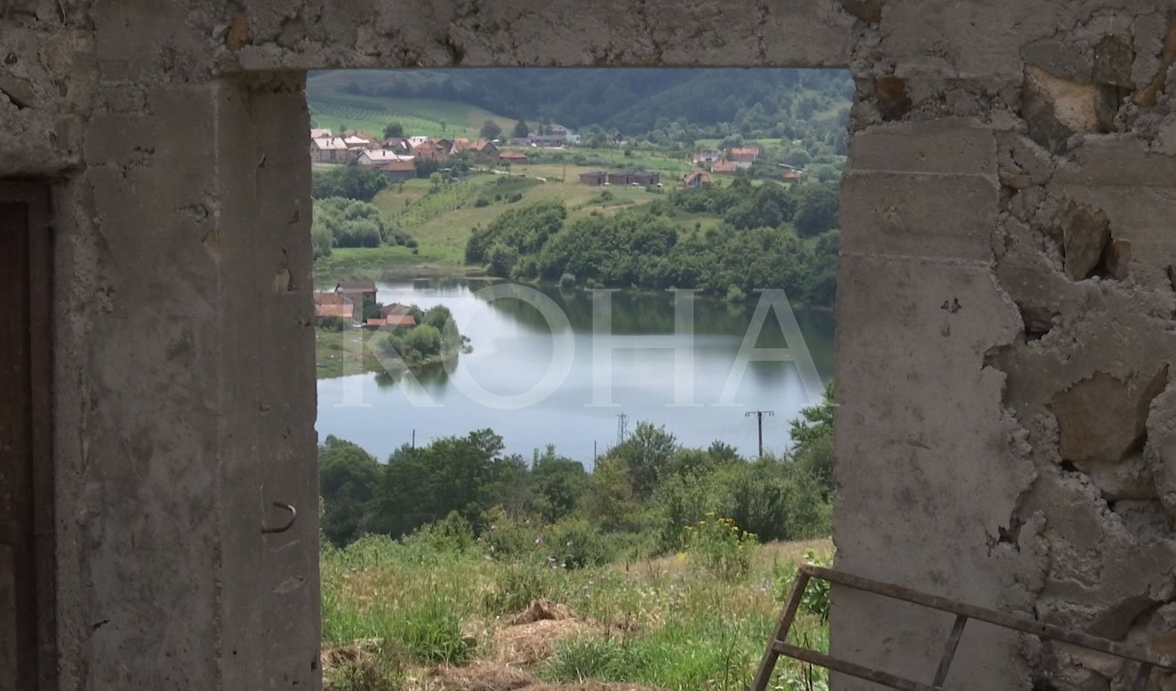 Fshatrat që rrethojnë liqenin e Batllavës pa ujë të pijes në shtëpi