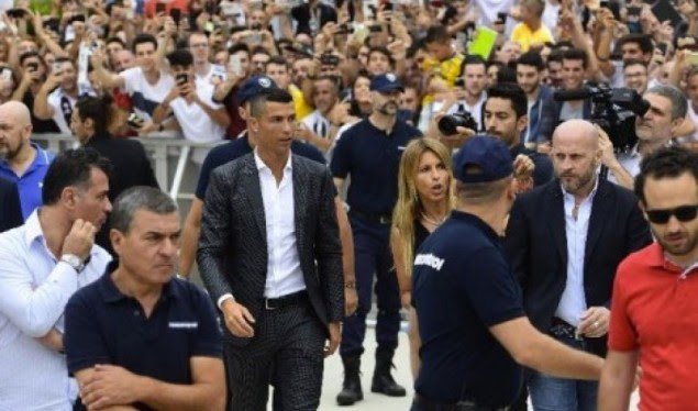 Tifozët e Juventusit i kërkojnë Ronaldos t'ua sjell “Championsin”