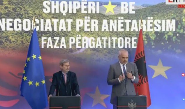 Hahn në Shqipëri: S’ka   kushte shtesë për integrimin, por harrojini pushimet