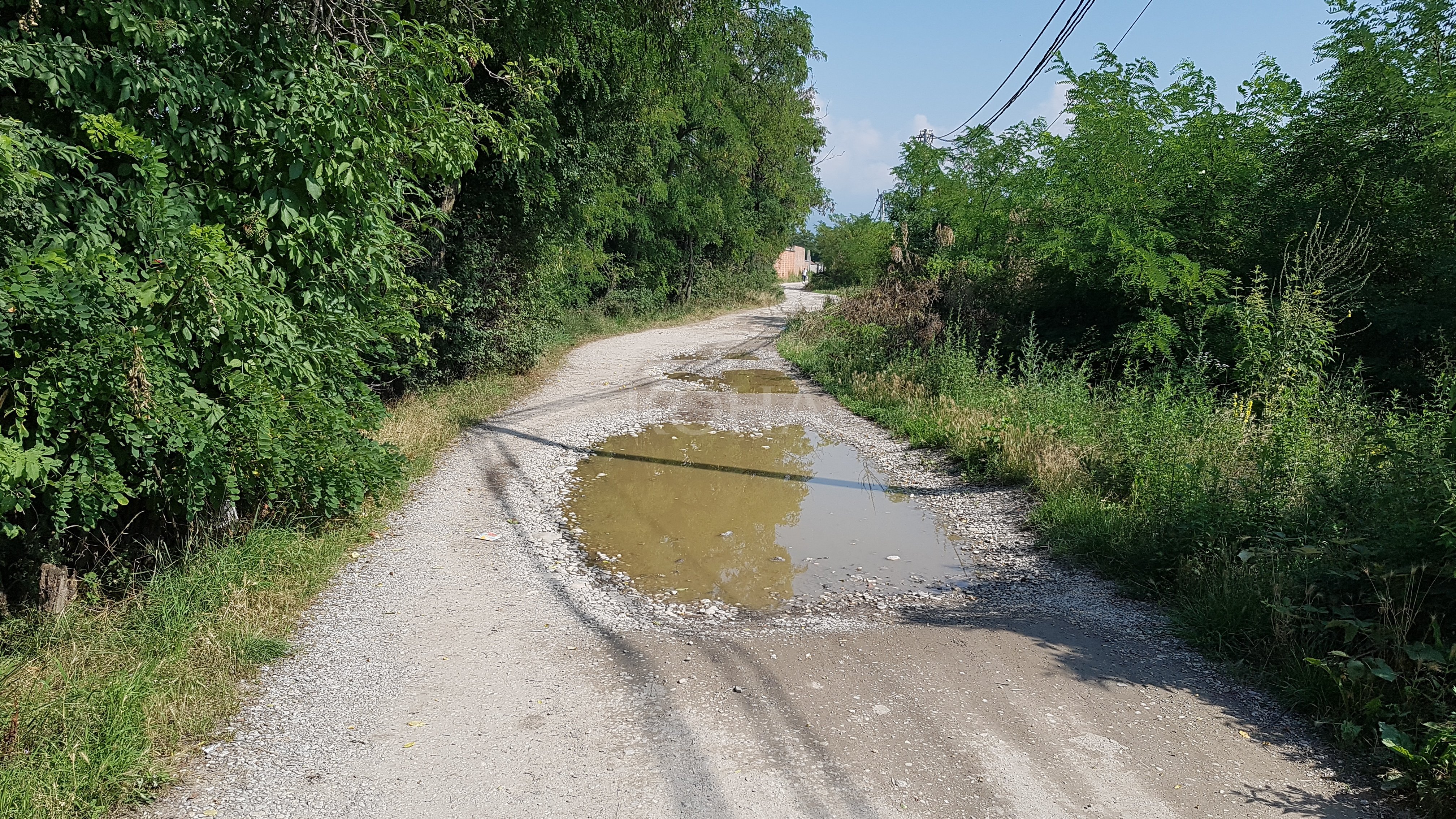 Asfaltimi i një rruge në Pejë, peng i kanalizimit