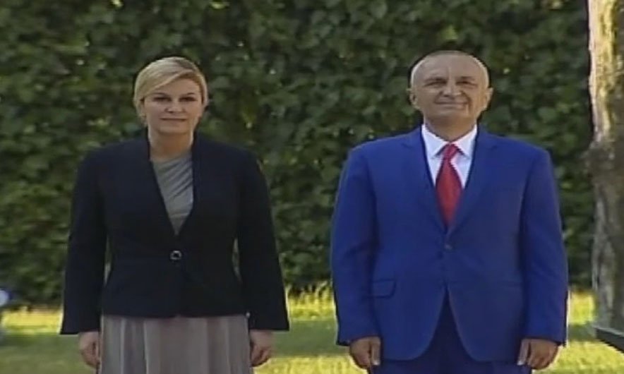 Presidentja e Kroacisë nis vizitën në Tiranë, pritet nga Meta