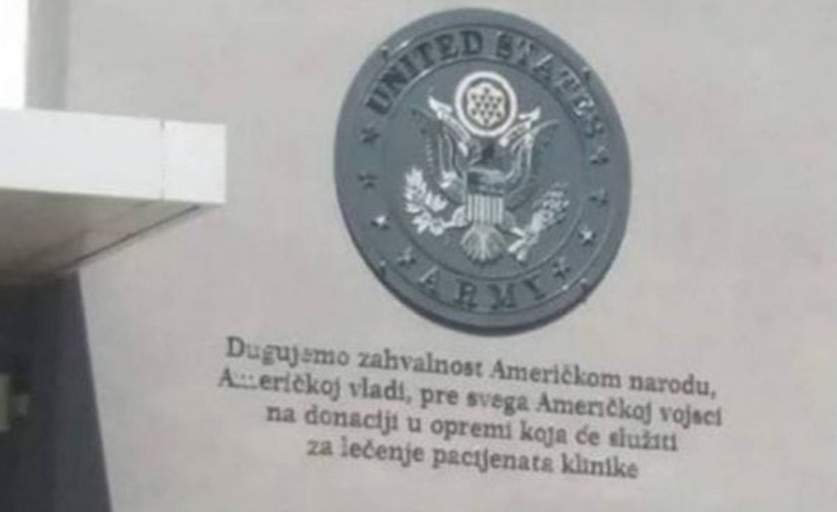 Peticion në Serbi për heqjen e stemës së Ushtrisë së SHBA nga spitali në Nish