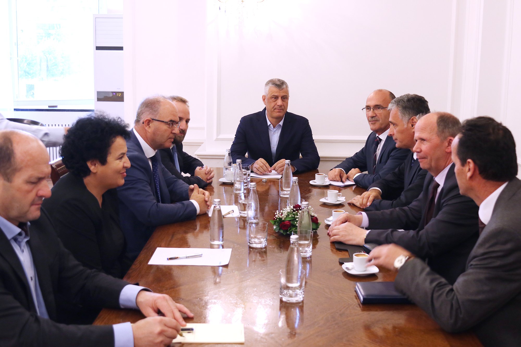 Thaçi falënderon përfaqësuesit e institucioneve të sundimit të ligjit për punën në liberalizimin e vizave