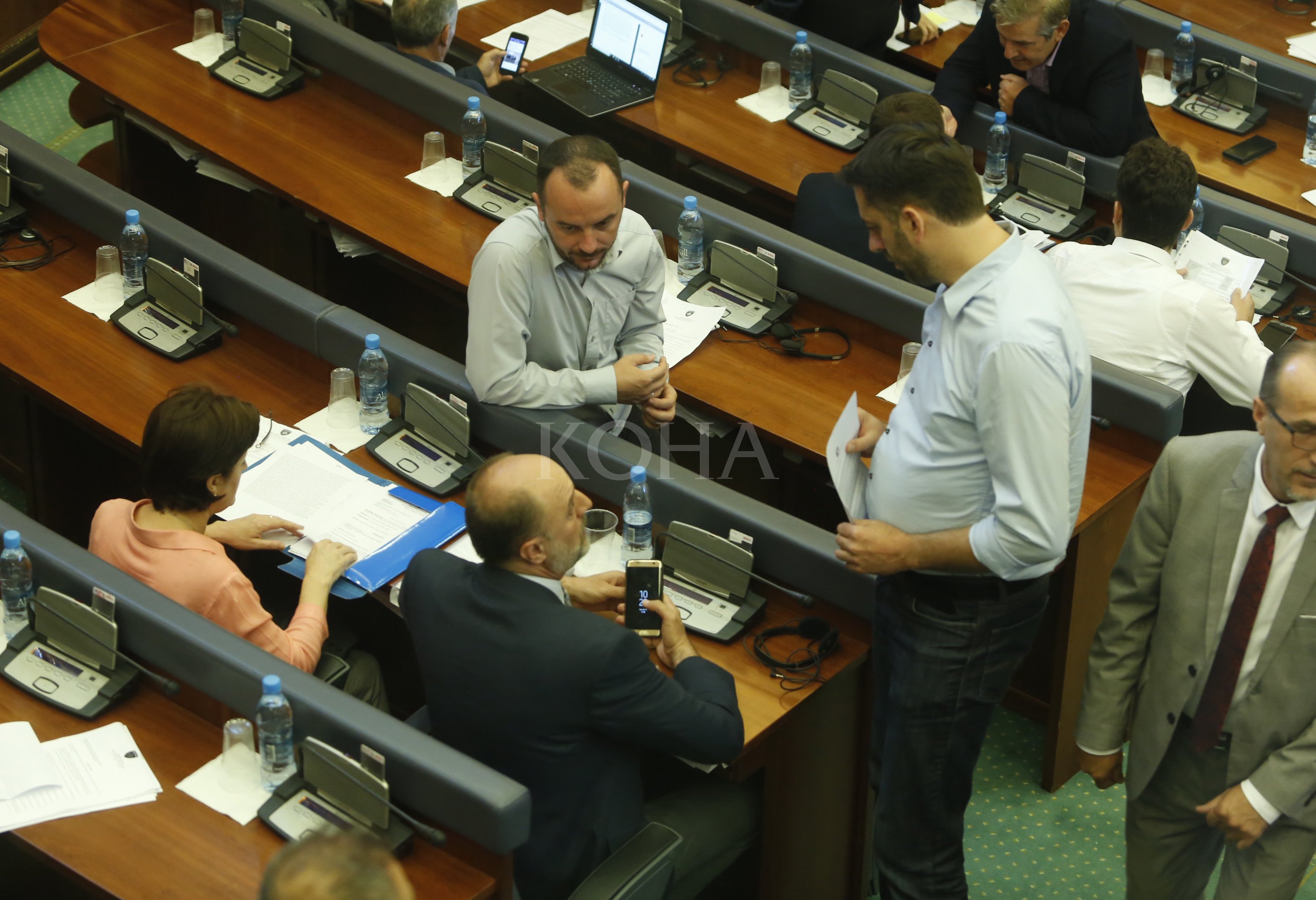 PSD-ja s’arrin të bindë LDK-në e VV-në për seancë të jashtëzakonshme për dialogun, të hënën ka vetëm debat