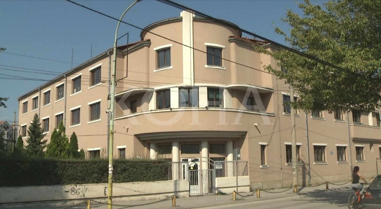 Në Pejë po kundërshtohet rrënimi i objektit një shekullor që tash shërben si shkollë e të verbërve