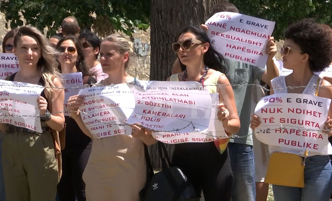 Prizrenasit protestuan kundër ngacmimeve seksuale në rrugë