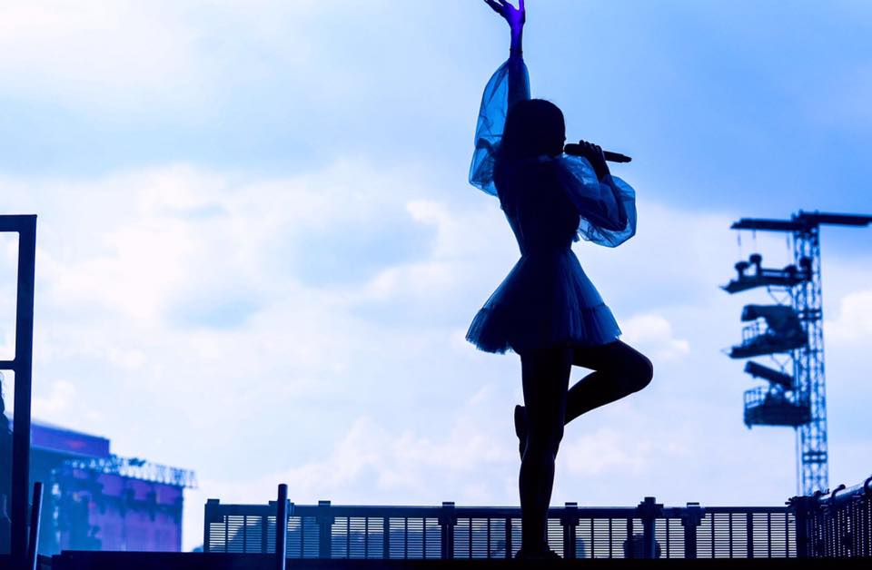 Dua Lipa thotë se mezi po pret që të performojë në Prishtinë
