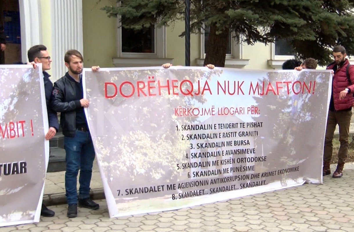 Demokracia Studentore: Nuk i ndalim protestat derisa rektori Dema të japë dorëheqje
