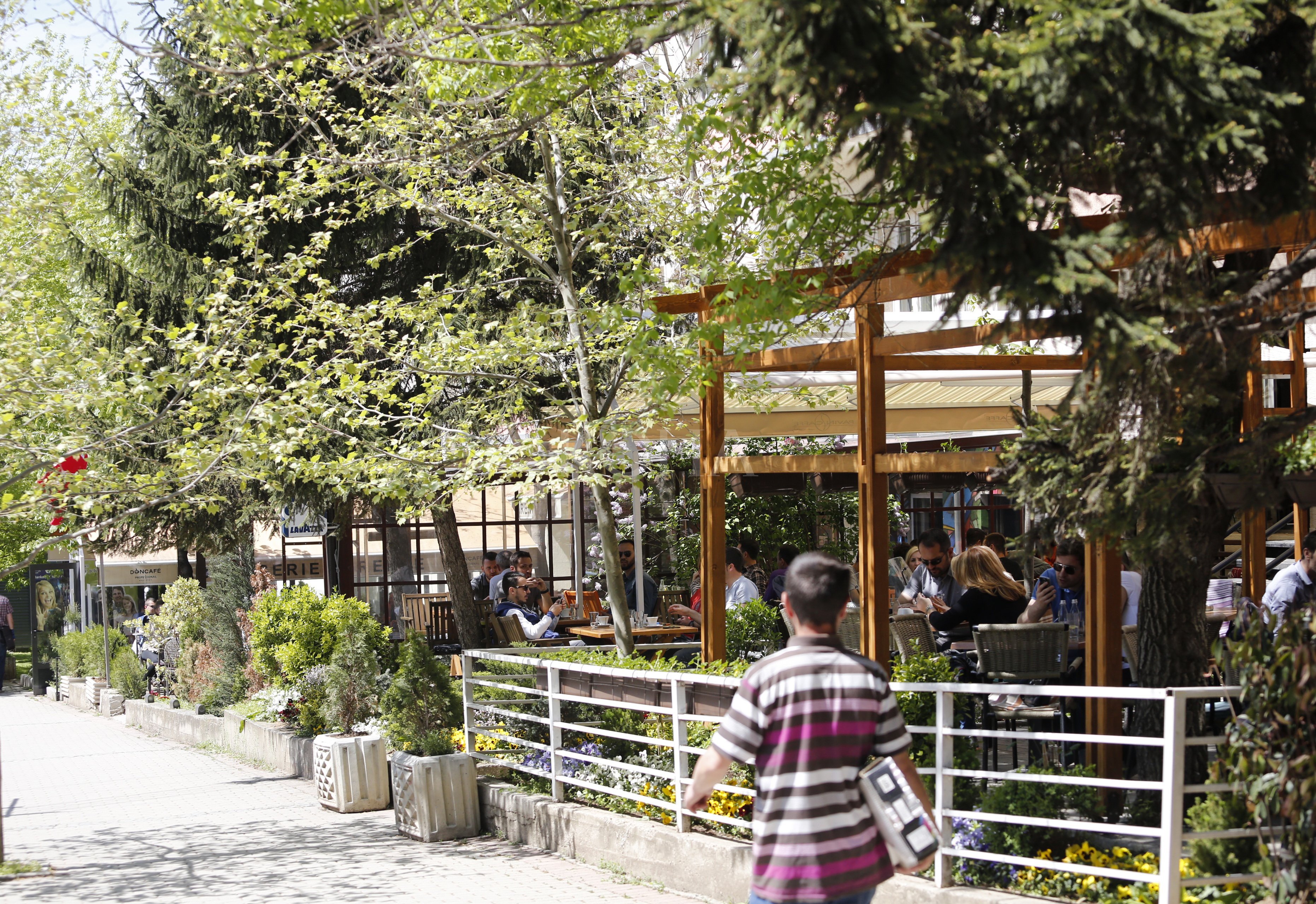 Banorët në kryeqytet ankohen për zhurmë, kafenetë duan zgjatjen e orarit të punës