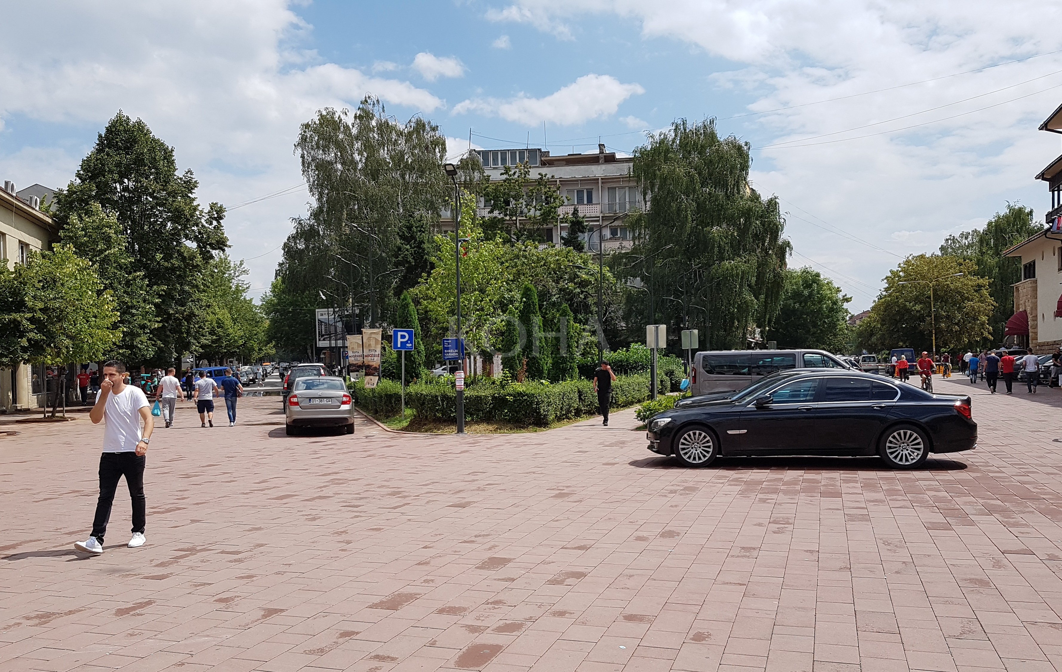 Këmbësorëve u kufizohet hapësira e lëvizjes në qendër të Pejës