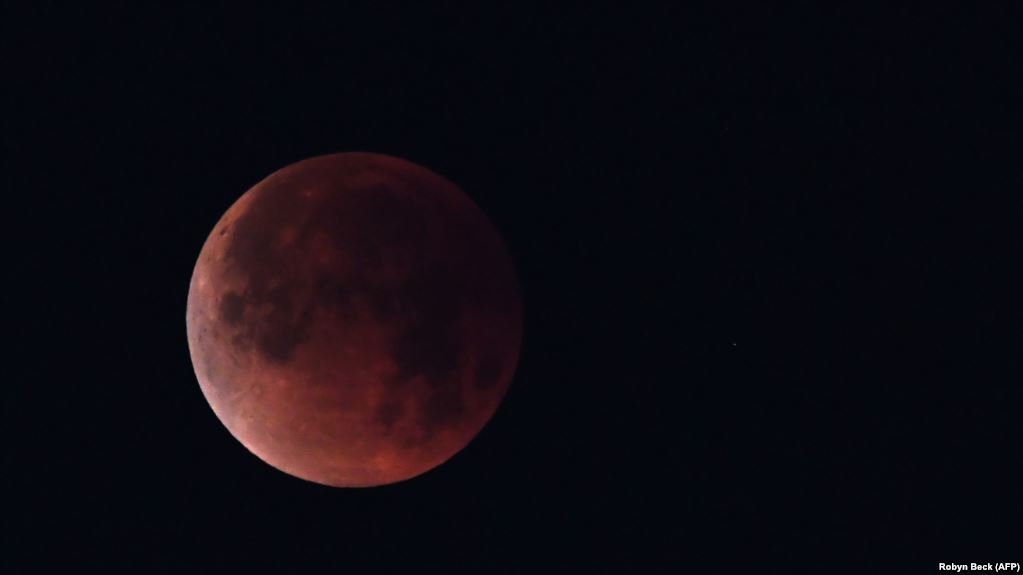 Sonte ndodh eklipsi më i gjatë i Hënës në shekullin 21