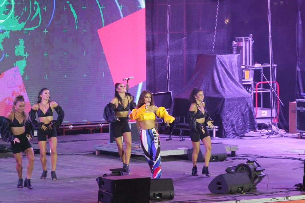 Këngëtarja Eleni Foureira çoi “në këmbë” Tiranën